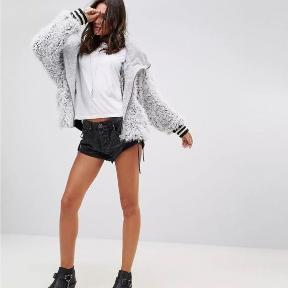 New
Free People × We The Free Fluffy
Size M/L
NWOT never worn before
Retail $248 - Picture 3 of 11
